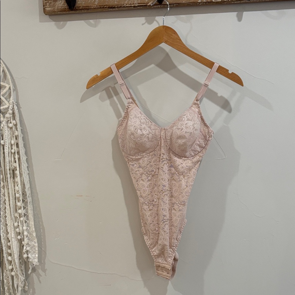 Bali Lace Bodysuit in Light Pink